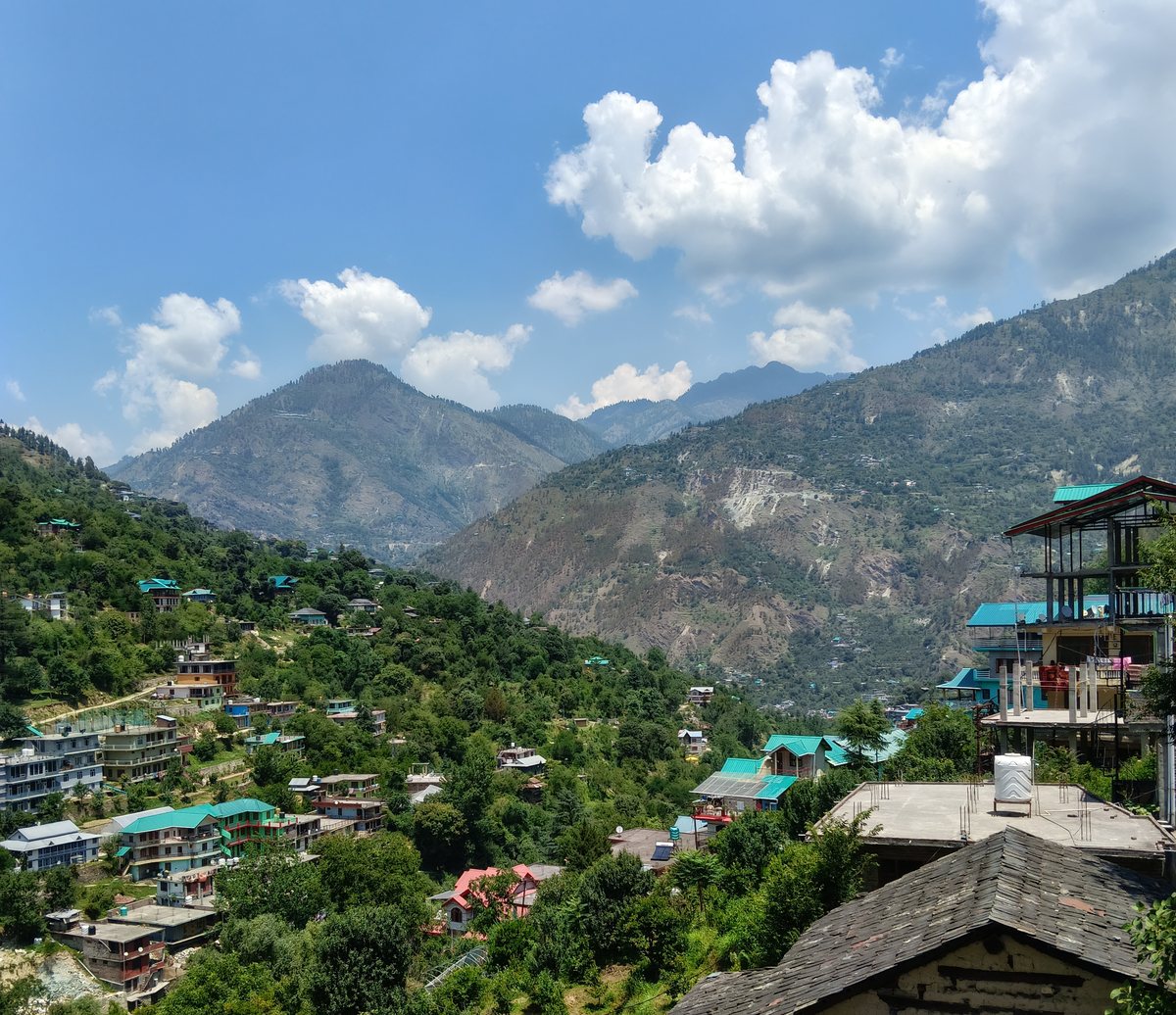 Banjar town and its slate-roofed houses on the valley slopes